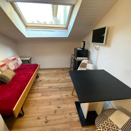 Les Studios Meubles De L'Avenue Bouloumie Vittel Eksteriør billede